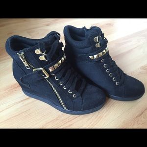 🔴sold🔴Black and gold studded wedges