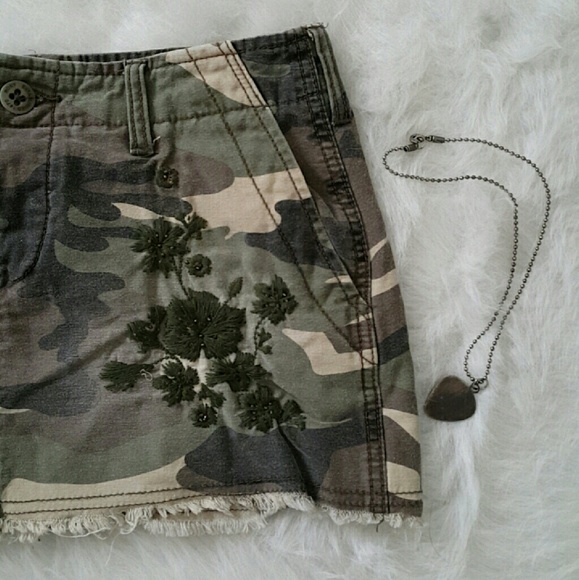 Sale!! Roxy distressed camo mini skirt - Picture 2 of 4