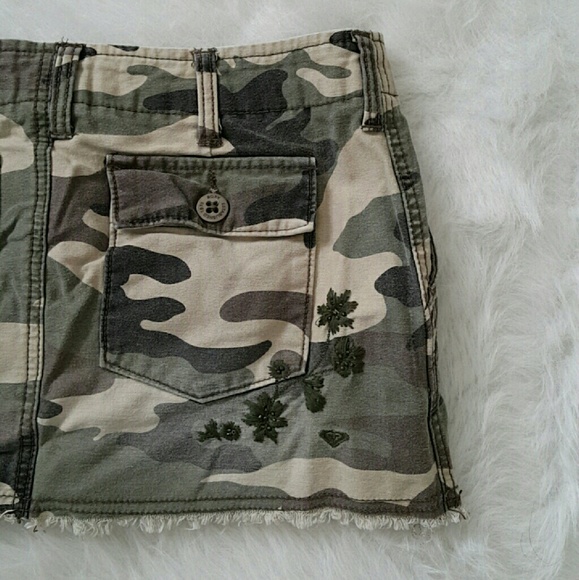 Sale!! Roxy distressed camo mini skirt - Picture 4 of 4