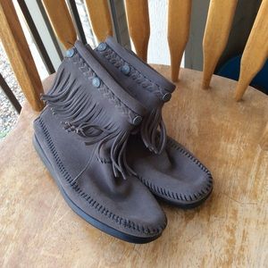 ✨✨Minnetonka boots NEW✨✨
