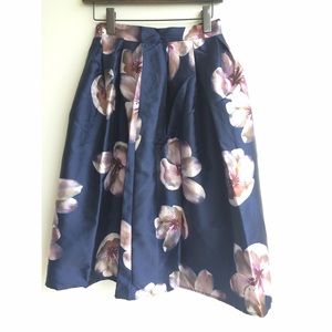 HOST PICK 🌸Midi floral skirt🌸
