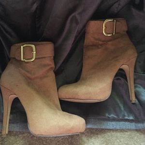 Tan, almond toe, ankle boots w/gold tone buckle