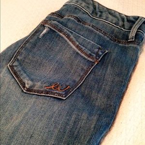 Distressed Skinny Capris 💕