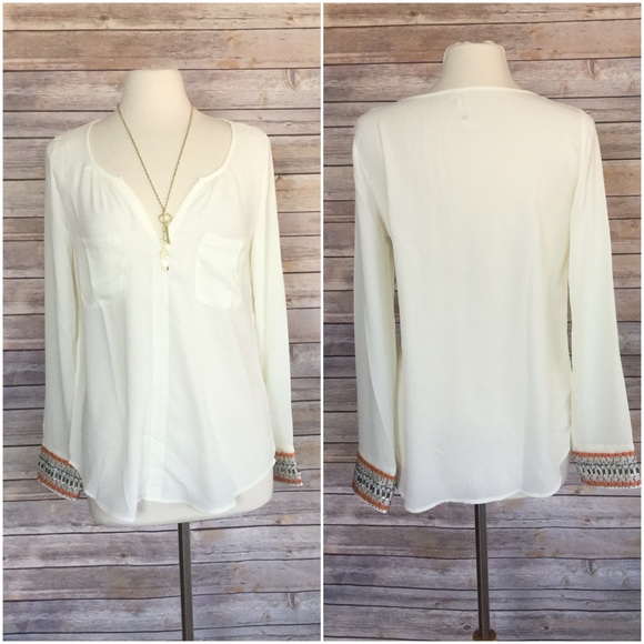 Tops - ivory accented cuffs top, sz M