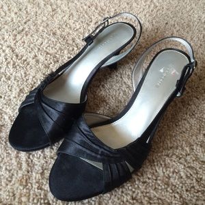 Liz Claiborne Black Satin Pumps