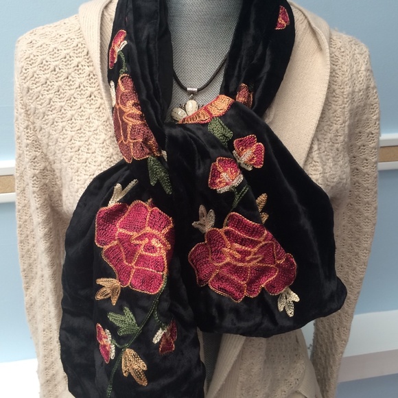 Velvet and embroidered flowers scarf