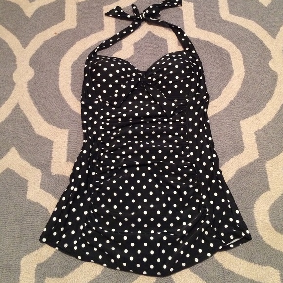 Super cute polka dot swimsuit!!