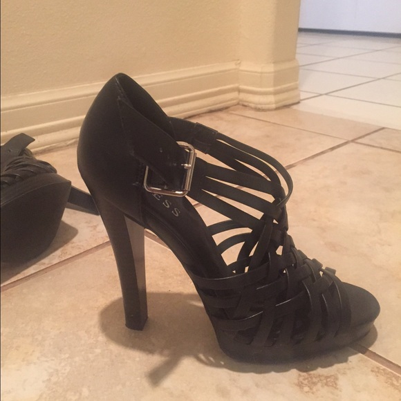 Black guess pumps size 8