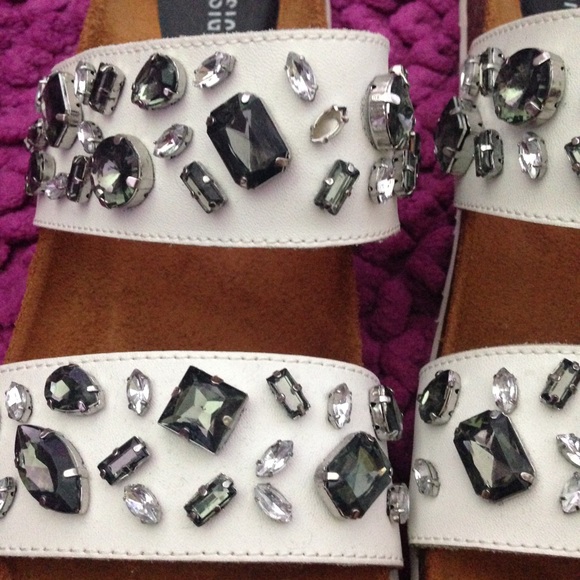 Jeweled design lab sandals 😍 - Picture 2 of 3