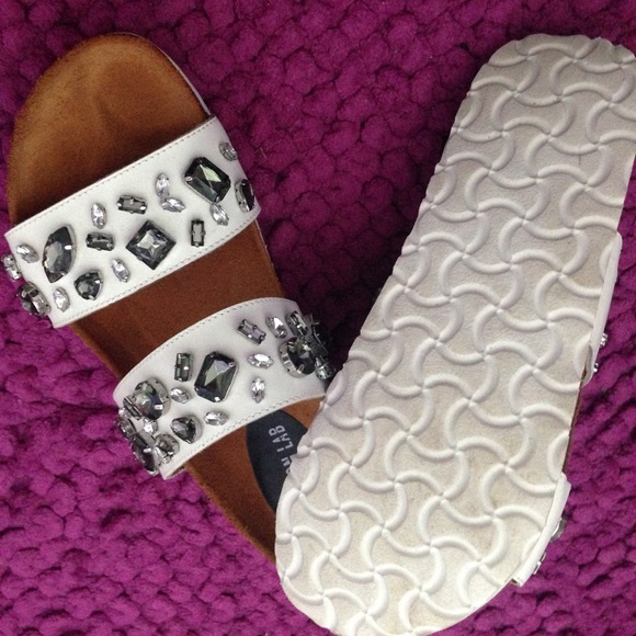 Jeweled design lab sandals 😍 - Picture 3 of 3