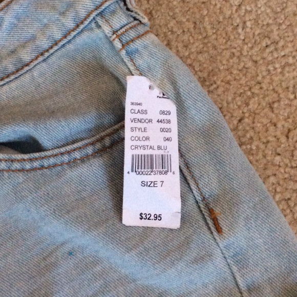 Light wash low rise shorts - Picture 2 of 3