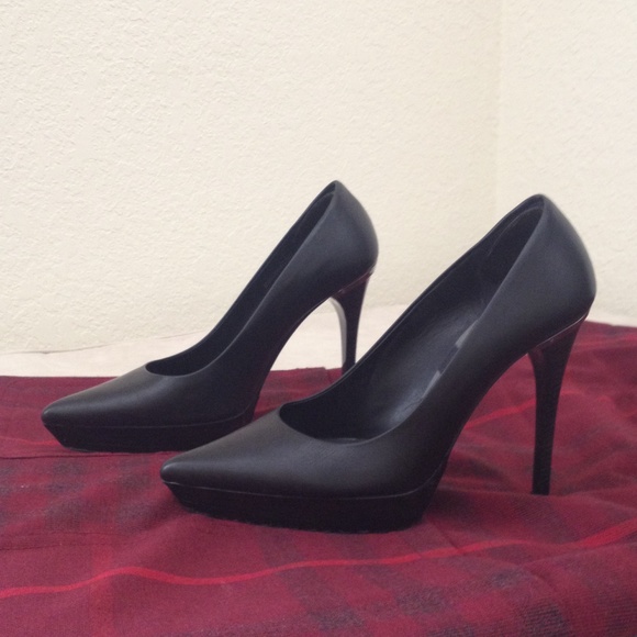 Hold Burberry black pumps size 36