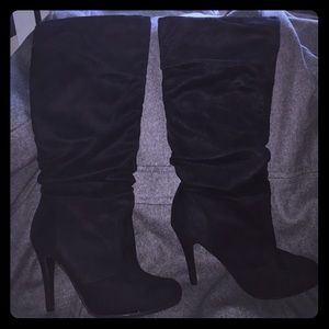 Black (pull on) mid calf slouch boots.
