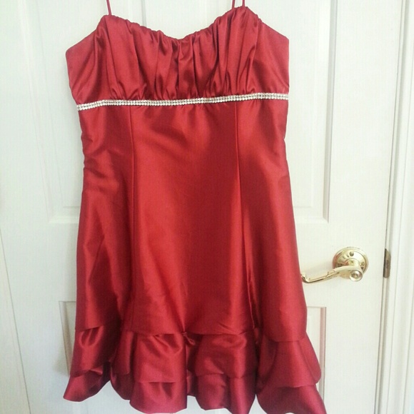 π Short Red Cocktail/ Prom Dress w/ Ruffles π - Picture 2 of 2