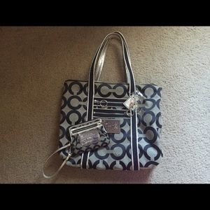 Coach poppy bag and wristlet