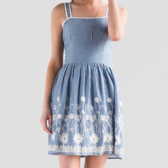 Francesca's NWOT "Ariella Embroidered Dress" 🌼