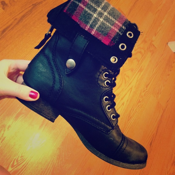 Black / Pink Plaid Boots