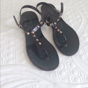 Black express sandals
