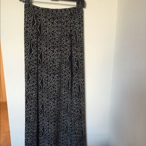 Lightweight maxi skirt with two high legs slits.
