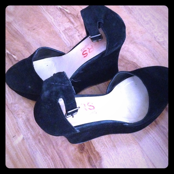 Black suede KORS wedges