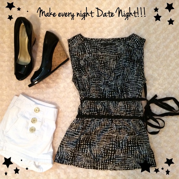 Black & white Sleeveless v-neck top w/ double tie