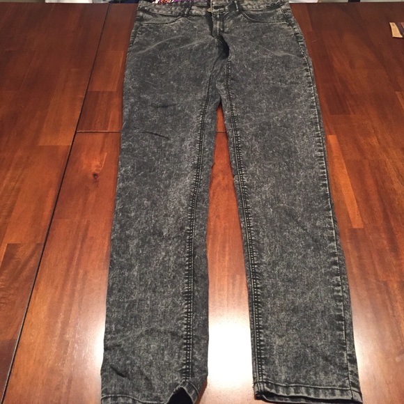 ⭐️SOLD⭐️H&M Black Acid Washed Jeans - Picture 2 of 4