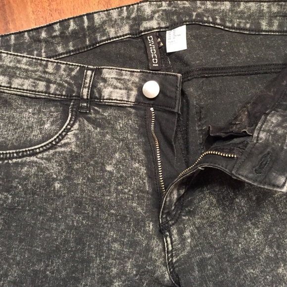 ⭐️SOLD⭐️H&M Black Acid Washed Jeans - Picture 3 of 4
