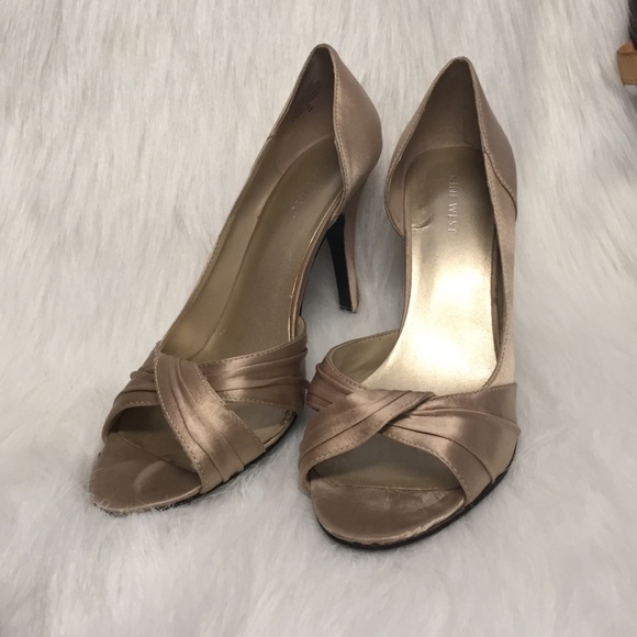 Pretty champagne colored heels!