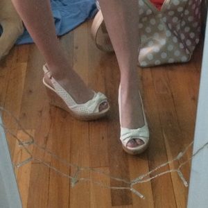 Super cute white bow wedgies