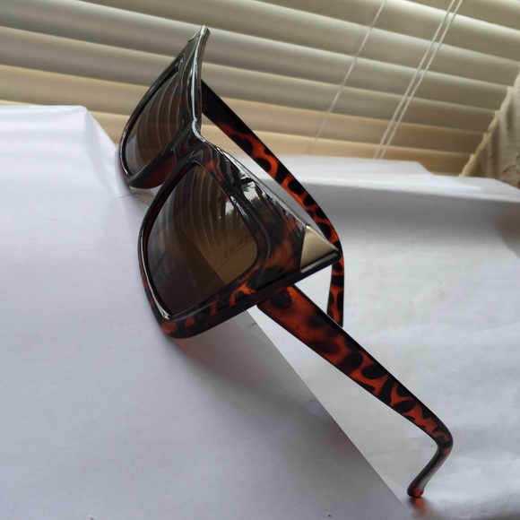 Tortoiseshell Silver Tip Cat-eye Sunglasses - Picture 4 of 4