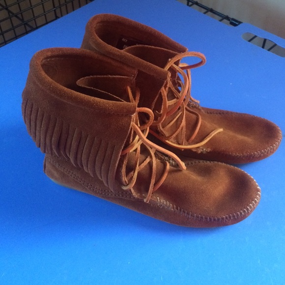 Minnetonka Brown Suede Fringe Ankle Boots