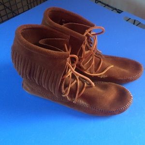 Minnetonka Brown Suede Fringe Ankle Boots
