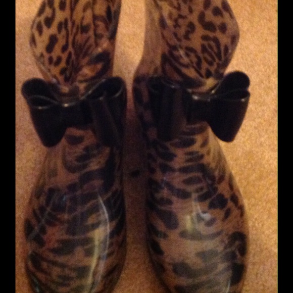Rain boots with bow