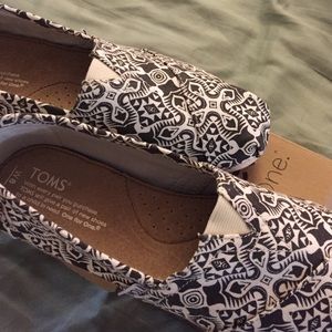 TOMS BRAND NEW 😊