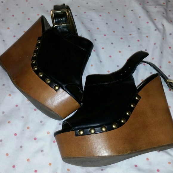 Black wedges make an offer