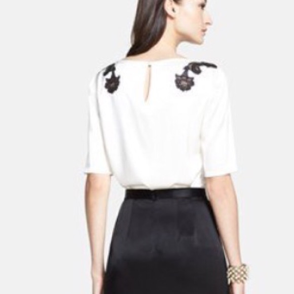 St. John Appliqué shoulder Sleeve Top - Picture 2 of 4