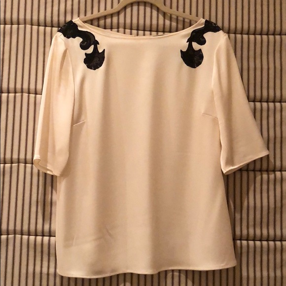 St. John Appliqué shoulder Sleeve Top - Picture 3 of 4