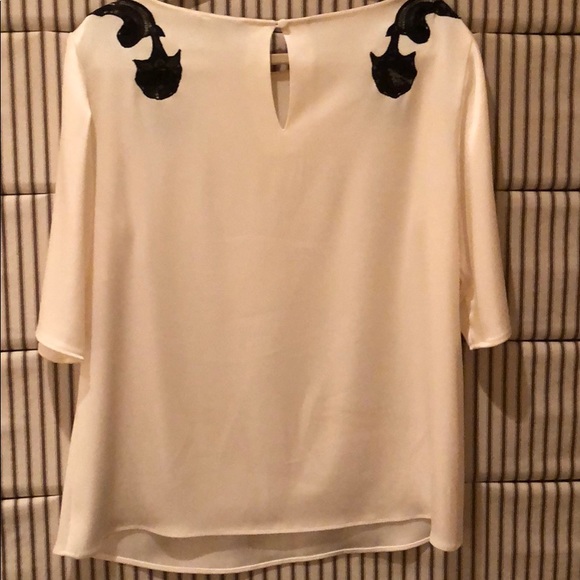 St. John Appliqué shoulder Sleeve Top - Picture 4 of 4