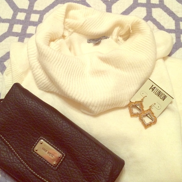 NEW! Cream lightweight cowl neck sweater. 1X