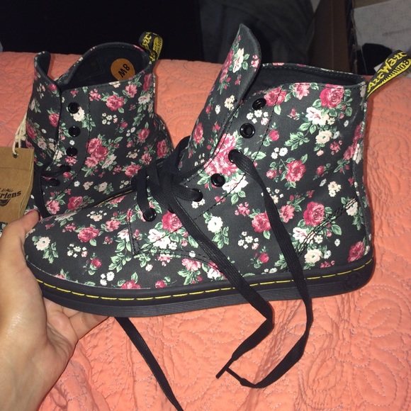 ❌SOLD❌ 🌸Floral Dr.Marten Boots🌸 - Picture 2 of 4