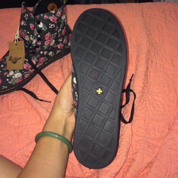 ❌SOLD❌ 🌸Floral Dr.Marten Boots🌸 - Picture 4 of 4