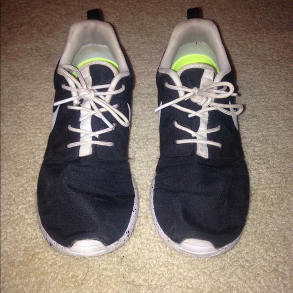 SALE OR TRADE 💟NIKE BLACK CUSTOM ROSHE