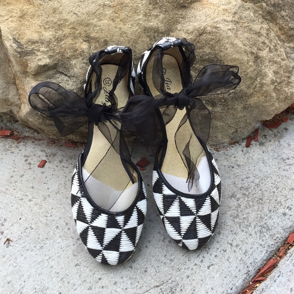 Lovely weave black&rehire flats