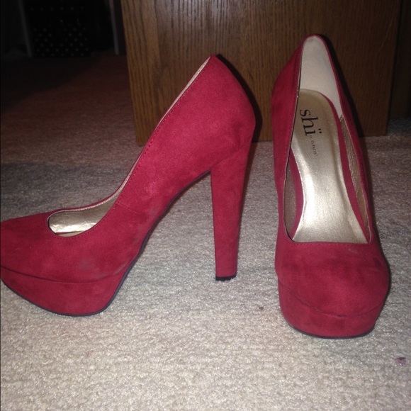 RED SEUDE PUMPS