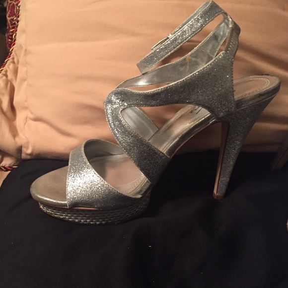 Used silver heels - Picture 2 of 3