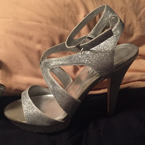 Used silver heels - Picture 3 of 3