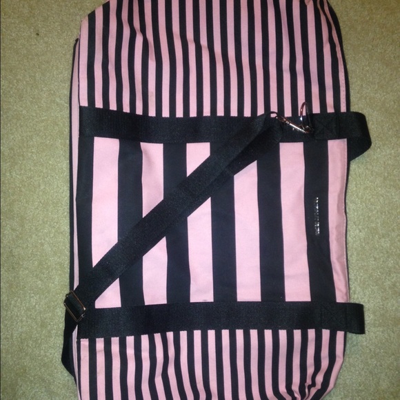 NWOT - VS DUFFLE BAG