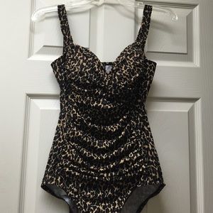 Trimshaper Leopardprint bathing suit