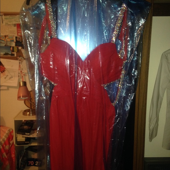 RED PROM DRESS - Picture 2 of 4