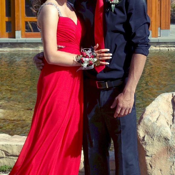 RED PROM DRESS - Picture 3 of 4